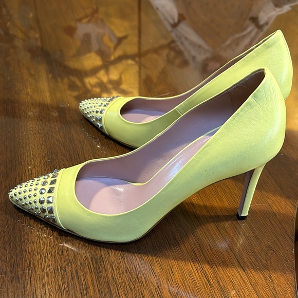 **SOLD** Gucci Yellow Studded Spike Tip Heels - Picture 4 of 6